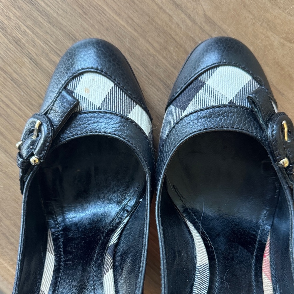 Authentic Burberry Classic Black and Tan Women's High Heel Pumps - Picture 3 of 15